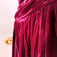 Laden Sie das Bild in den Galerie-Viewer, 1940s - Delightful Bordeaux Velvet Evening Dress - W26.5 (68cm)