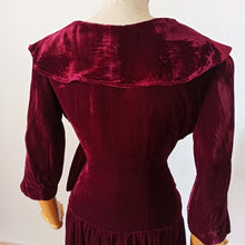 Laden Sie das Bild in den Galerie-Viewer, 1940s - Delightful Bordeaux Velvet Evening Dress - W26.5 (68cm)