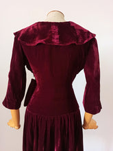 Laden Sie das Bild in den Galerie-Viewer, 1940s - Delightful Bordeaux Velvet Evening Dress - W26.5 (68cm)