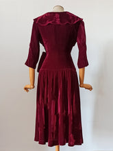 Laden Sie das Bild in den Galerie-Viewer, 1940s - Delightful Bordeaux Velvet Evening Dress - W26.5 (68cm)