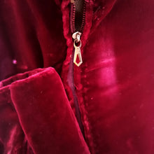 Laden Sie das Bild in den Galerie-Viewer, 1940s - Delightful Bordeaux Velvet Evening Dress - W26.5 (68cm)