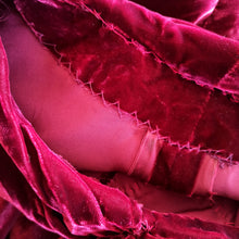 Laden Sie das Bild in den Galerie-Viewer, 1940s - Delightful Bordeaux Velvet Evening Dress - W26.5 (68cm)