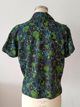 Laden Sie das Bild in den Galerie-Viewer, 1950s - Lovely Green Abstract Fruits Rayon Blouse - Sz. 46