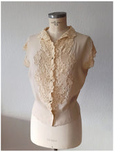 Cargar imagen en el visor de la galería, 1940s 1950s - Delightful Sand Crepe Cotton Blouse - W34.5 (88cm)