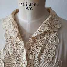 Cargar imagen en el visor de la galería, 1940s 1950s - Delightful Sand Crepe Cotton Blouse - W34.5 (88cm)