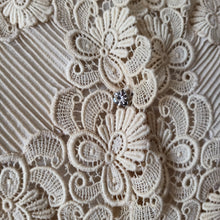 Cargar imagen en el visor de la galería, 1940s 1950s - Delightful Sand Crepe Cotton Blouse - W34.5 (88cm)