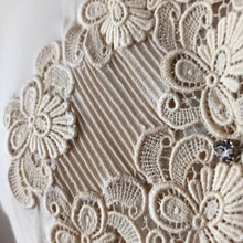 Cargar imagen en el visor de la galería, 1940s 1950s - Delightful Sand Crepe Cotton Blouse - W34.5 (88cm)