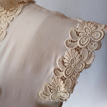 Cargar imagen en el visor de la galería, 1940s 1950s - Delightful Sand Crepe Cotton Blouse - W34.5 (88cm)