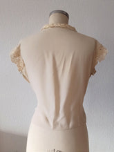 Cargar imagen en el visor de la galería, 1940s 1950s - Delightful Sand Crepe Cotton Blouse - W34.5 (88cm)