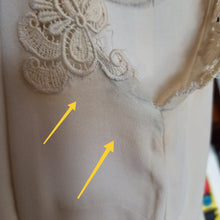 Cargar imagen en el visor de la galería, 1940s 1950s - Delightful Sand Crepe Cotton Blouse - W34.5 (88cm)
