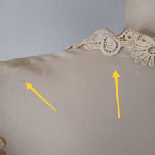 Cargar imagen en el visor de la galería, 1940s 1950s - Delightful Sand Crepe Cotton Blouse - W34.5 (88cm)