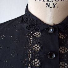 Charger l'image dans la galerie, 1950s - KJS, Germany - Adorable Black Cotton Lace Blouse - Sz.44