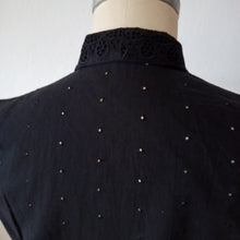 Charger l'image dans la galerie, 1950s - KJS, Germany - Adorable Black Cotton Lace Blouse - Sz.44