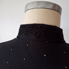 Charger l'image dans la galerie, 1950s - KJS, Germany - Adorable Black Cotton Lace Blouse - Sz.44