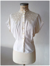 Charger l'image dans la galerie, 1950s - Spectacular White Rayon Cotton Lace Blouse - Sz.44