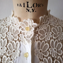 Charger l'image dans la galerie, 1950s - Spectacular White Rayon Cotton Lace Blouse - Sz.44