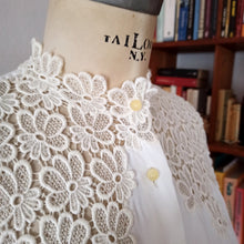Charger l'image dans la galerie, 1950s - Spectacular White Rayon Cotton Lace Blouse - Sz.44