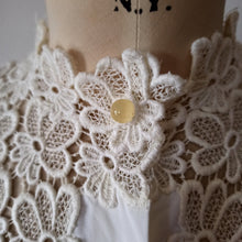 Charger l'image dans la galerie, 1950s - Spectacular White Rayon Cotton Lace Blouse - Sz.44