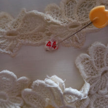 Charger l'image dans la galerie, 1950s - Spectacular White Rayon Cotton Lace Blouse - Sz.44