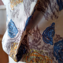 Charger l'image dans la galerie, 1950s - Stunning Asymmetric Roseprint Blouse - W27.5 (70cm)