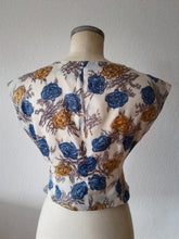 Charger l'image dans la galerie, 1950s - Stunning Asymmetric Roseprint Blouse - W27.5 (70cm)