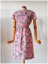 Cargar imagen en el visor de la galería, 1950s - Adorable Pink Floral Print Dress - W26 (66cm)