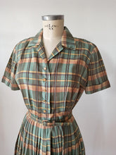Cargar imagen en el visor de la galería, 1940s - NELLY DON, USA - Adorable Plaid Cotton Dress - W26 (66cm)