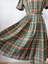 Cargar imagen en el visor de la galería, 1940s - NELLY DON, USA - Adorable Plaid Cotton Dress - W26 (66cm)