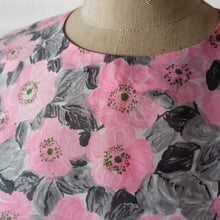 Cargar imagen en el visor de la galería, 1950s - Adorable Pink Floral Print Dress - W26 (66cm)