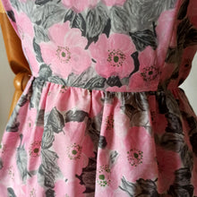 Cargar imagen en el visor de la galería, 1950s - Adorable Pink Floral Print Dress - W26 (66cm)