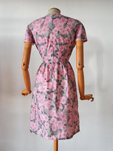 Cargar imagen en el visor de la galería, 1950s - Adorable Pink Floral Print Dress - W26 (66cm)