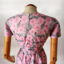 Cargar imagen en el visor de la galería, 1950s - Adorable Pink Floral Print Dress - W26 (66cm)