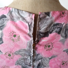 Cargar imagen en el visor de la galería, 1950s - Adorable Pink Floral Print Dress - W26 (66cm)