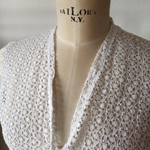 Carica l'immagine nel visualizzatore di Gallery, 1950s - Adorable Satin Cotton Lace Blouse - W34.5 (88cm)