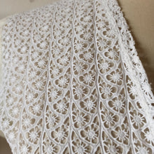 Carica l'immagine nel visualizzatore di Gallery, 1950s - Adorable Satin Cotton Lace Blouse - W34.5 (88cm)