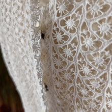 Carica l'immagine nel visualizzatore di Gallery, 1950s - Adorable Satin Cotton Lace Blouse - W34.5 (88cm)
