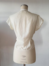 Carica l'immagine nel visualizzatore di Gallery, 1950s - Adorable Satin Cotton Lace Blouse - W34.5 (88cm)