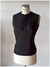 Laden Sie das Bild in den Galerie-Viewer, 1960s - Superb Black Crepe Blouse - W35 (90cm)