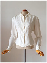 Cargar imagen en el visor de la galería, 1940s - Exquisite Silk Crepe Embroidery Blouse - Sz. 48