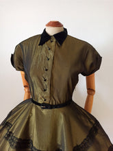 Charger l'image dans la galerie, 1940s 1950s - Stunning Green Silk Velvet Dress - W27.5 (70cm)