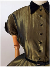 Charger l'image dans la galerie, 1940s 1950s - Stunning Green Silk Velvet Dress - W27.5 (70cm)