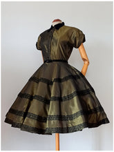 Charger l'image dans la galerie, 1940s 1950s - Stunning Green Silk Velvet Dress - W27.5 (70cm)