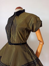 Charger l'image dans la galerie, 1940s 1950s - Stunning Green Silk Velvet Dress - W27.5 (70cm)