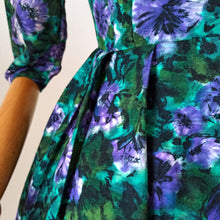 Charger l'image dans la galerie, 1950s - Stunning Purple Flowers Soft Wool Dress - W25 (64cm)
