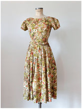 Cargar imagen en el visor de la galería, 1940s - Stunning Floral Puff Sleeves Cotton Dress - W26 (66cm)