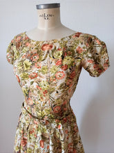 Cargar imagen en el visor de la galería, 1940s - Stunning Floral Puff Sleeves Cotton Dress - W26 (66cm)