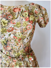 Cargar imagen en el visor de la galería, 1940s - Stunning Floral Puff Sleeves Cotton Dress - W26 (66cm)