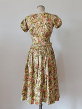 Cargar imagen en el visor de la galería, 1940s - Stunning Floral Puff Sleeves Cotton Dress - W26 (66cm)