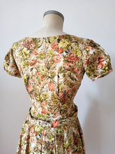 Cargar imagen en el visor de la galería, 1940s - Stunning Floral Puff Sleeves Cotton Dress - W26 (66cm)