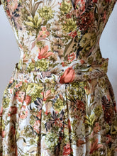 Cargar imagen en el visor de la galería, 1940s - Stunning Floral Puff Sleeves Cotton Dress - W26 (66cm)